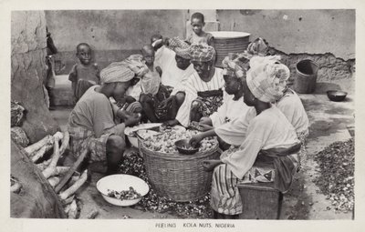 Kola fıstığı soyan kadınlar, Nijerya (s/b fotoğraf) by English Photographer