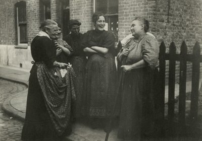 Sokakta konuşan kadınlar, Londra by English Photographer