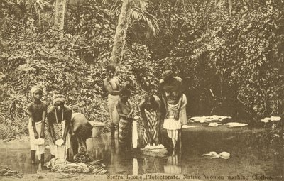 Nehirde çamaşır yıkayan kadınlar, Sierra Leone (s/b fotoğraf) by English Photographer