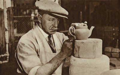 Royal Doulton fabrikalarında çaydanlık üreten işçi, Stoke-on-Trent, Staffordshire (s/b fotoğraf) by English Photographer