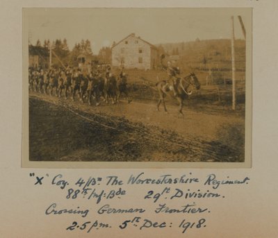 “X” Coy 4Bn. Worcestershire Alayı, 88. Inf: Bde. 29. Tümen, Alman Sınırını Geçmek, 2.5 pm 5 Aralık: 1918 by English Photographer