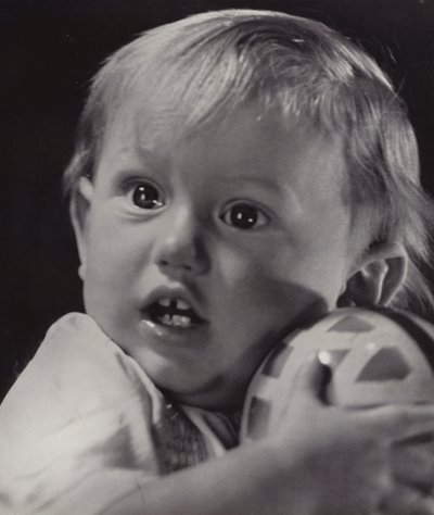 Yapamazsın: Bir topu koruyarak tutan yürümeye başlayan bir çocuk portresi (siyah beyaz fotoğraf) by English Photographer