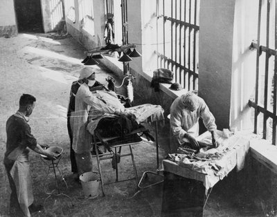 Komuta Derneği tarafından derlenen 650 fotoğraftan oluşan bir koleksiyondan, İkinci Dünya Savaşı sırasında ateş altında bir İtalyan hapishanesinde faaliyet gösteren Saha Cerrahisi Birimi by English School