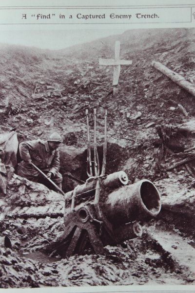 Ele Geçirilmiş Düşman Siperinde Bulunan Bir Buluntu, 1914-18 by English School