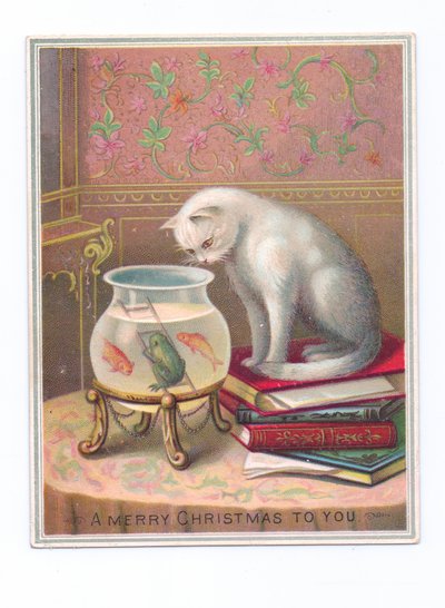 Kitap yığınının üzerinde oturan ve bir Japon balığı kasesine bakan bir kedinin resmedildiği Viktorya dönemi Noel kartı, 1880 civarı (renkli taş baskı) by English School