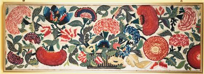 Bir sepetten fildişi yün zemine taşan karanfilleri, laleleri ve diğer çiçekleri betimleyen işlemeli ipek vurgulara sahip keçe ve aplike bir panel, c.1730-40 by English School