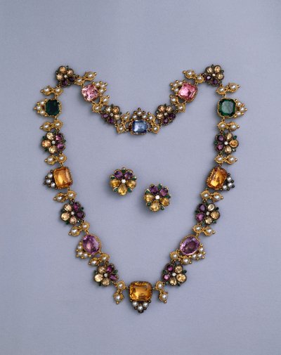 Yastık kesimli topaz, ametist, pembe turmalin, zümrüt, safir ve periodottan oluşan, bir çift çiçekli küpeli, zarif Regency altın ve mücevherli kolye seti, c.1810 by English School