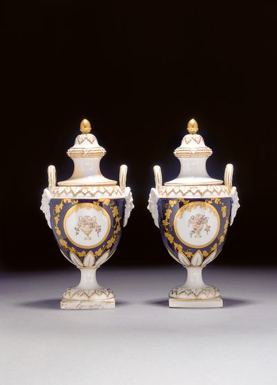 Chelsea-Derby çift kulplu vazo şeklinde vazo ve iki kapak, c.1775 by English School