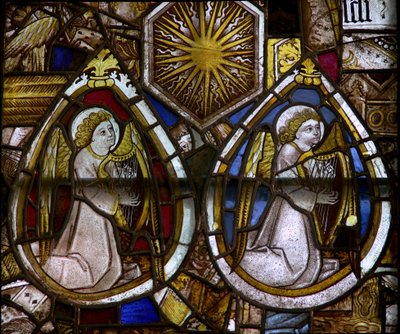 Doğu penceresinde iki müzisyen meleği arplı betimleyen bir pano; bir güneş patlaması, Edward IV