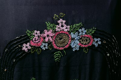 Kadın elbisesinden boncuk detayı, c.1925-27 (boncuklu suni ipek) (235211 detayı) by English School