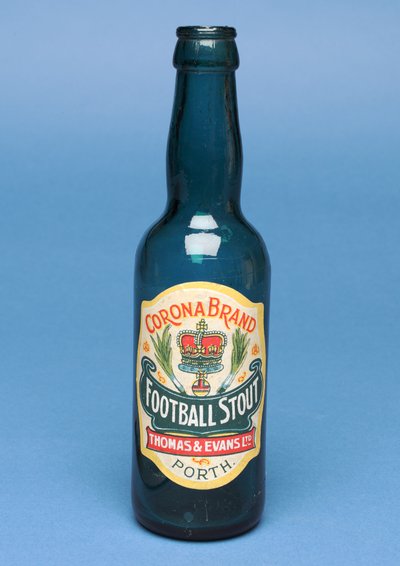 Bir şişe Corona Futbol Stout by English School
