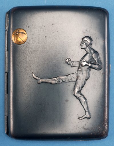 Bir futbolcunun altın bir topu havaya fırlattığı sigara tabakası. c.1880 (metal) by English School