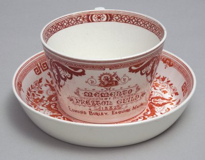 A Memento of Preston Guild 1882, Minton, İngiltere, c.1882 (toprak kap) okuyan hatıra çay fincanı ve tabağı by English School