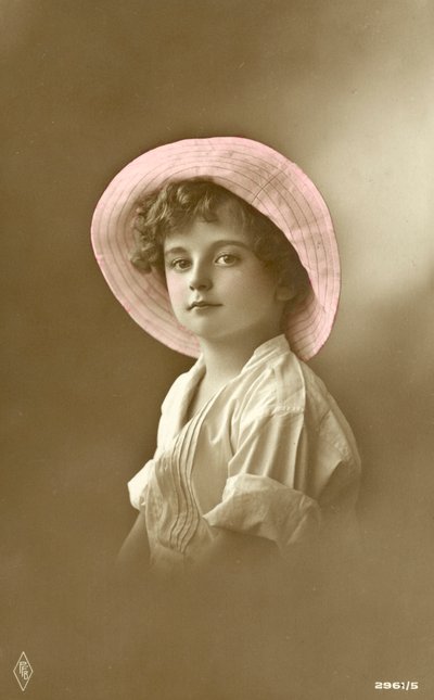 Pembe şapka takan sevimli çocuk (renkli fotoğraf) by English School