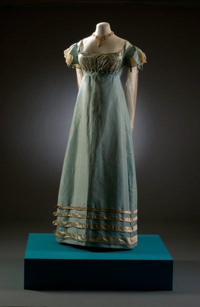 Krem kollu, burada inci takılarla gösterilen ördek yumurtası mavisi gece elbisesi, c.1819 (ipek ve dantel) by English School