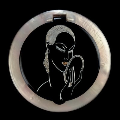 Elegance Powder Compact, 1920-30 (el oyması bakalit) by English School