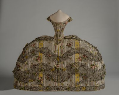 Moda bebeğinin mantuası by English School