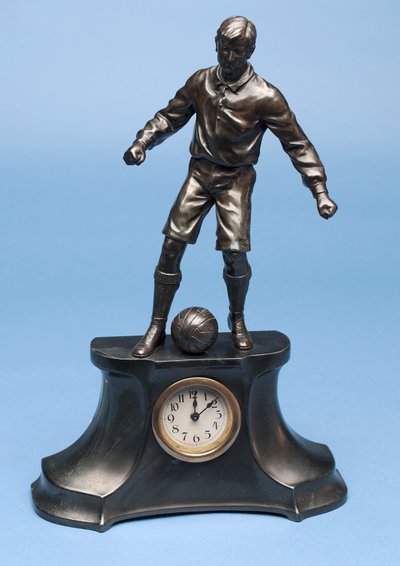 Futbolcu, bir saat takımının parçası (boyalı spelter) (ayrıca bkz. 315474-315475 & 315477) by English School