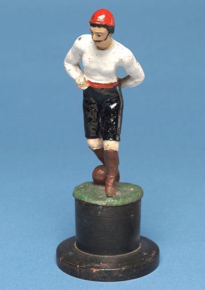 Topu ayağında tutan futbolcu (el boyaması metal) by English School