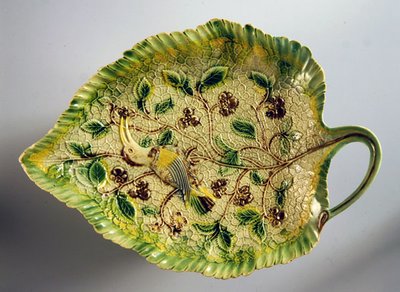 Sarmaşıklar ve egzotik kuşla süslenmiş yaprak şeklinde tabak, 1760-70 (seramik) by English School