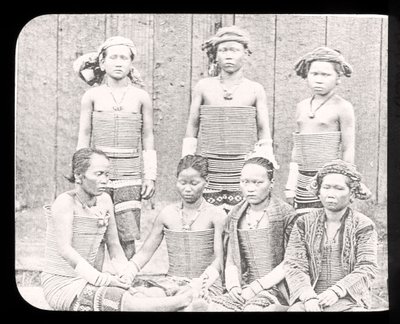 Deniz Dyas Kabilesinin Kadınlarını gösteren Sihirli Fener Slayt, Borneo c.1900 by English School