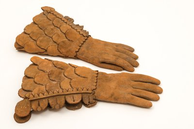 Erkek zırhlı eldivenler, c.1600-50 (ağır devetüyü deri) by English School