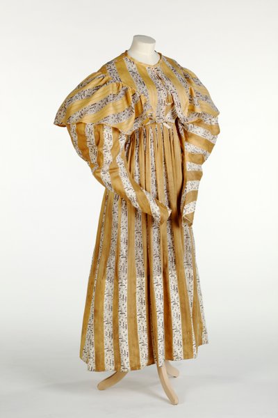 Sarı ve beyaz dikey şerit tasarımı içinde basılmış soyut leylak desenli müslin elbise, c.1820-30 (pamuk) by English School