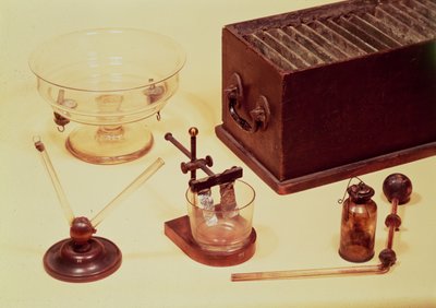 Sir Humphry Davy (1778-1829) tarafından 19. yüzyılın başlarında elektro-kimyasal deneyinde kullanılan orijinal ekipman by English School
