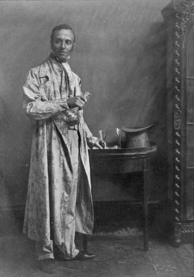 Eski İngiliz Kostümleri: 18. ve 19. Yüzyıllar boyunca bir dizi moda koleksiyonundan seçilen, nankeen pantolonlu gri bir sabah ceketinin fotoğrafı. by English School