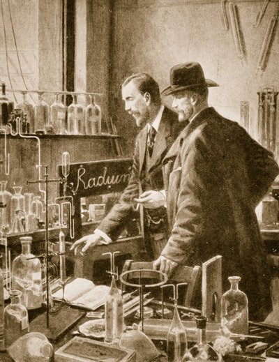 Pierre Curie, Sir William Ramsay ile sohbet ediyor by English School