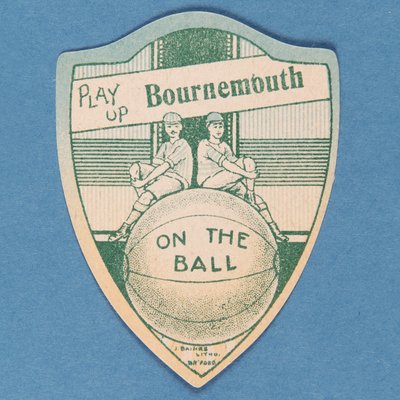 Play Up Bournemouth, kalkan şeklinde Baines kartı ve büyük bir futbolun tepesinde oturan iki futbolcu, 1888-89 by English School