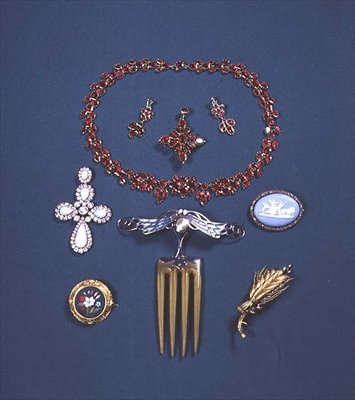 Yakut kolye ve küpe takımı; opal ve elmas broş; Pietra Dura Broş; Plique-a-jour emaye ile saç tarağı by English School