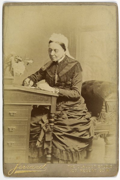 Sarah Elizabeth Gardırop by English School