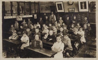 Okul çocukları sınıflarında (siyah-beyaz fotoğraf) by English School