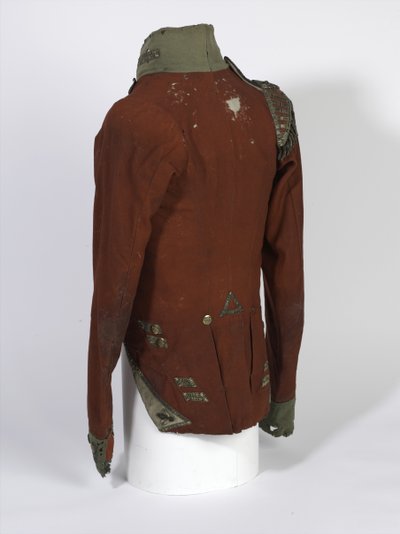 Kısa kuyruklu Coatee, Hafif Şirket Subayları, 2. Bn 69. (Güney Lincolnshire) Alayı, Waterloo Seferi sırasında Lt Henry Anderson tarafından giyildi, c.1815 (yaldızlı düğmeli kırmızı ve yeşil kumaş) by English School