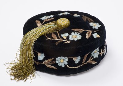 Sigara şapkası, c.1880 (makine kapitone ipekle kaplı işlemeli kadife) by English School