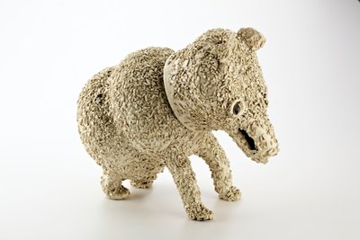 Ağzı ağızlı bir ayı şeklinde Staffordshire sürahisi, 1740 (toprak çanak çömlek) by English School