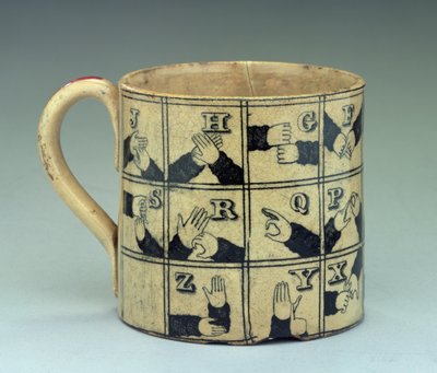 İşaret dilinde alfabeyi gösteren Staffordshire kupası, c.1820 (toprak) by English School