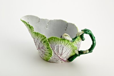 Kalıplanmış yapraklardan ve dal sapından oluşan Staffordshire soslu tekne, c. 1749-60 (porselen) by English School