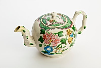 Staffordshire çaydanlık, krizantemlerle süslenmiş, 1760 (tuz sırlı toprak kap) by English School