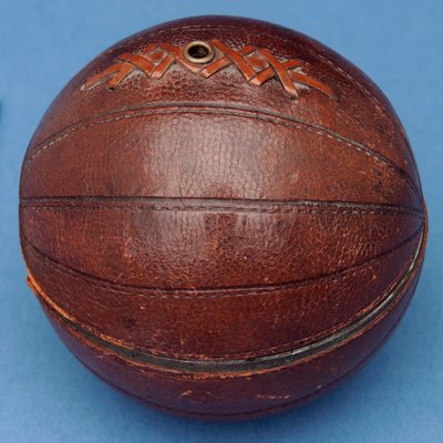 Futbol topu şeklinde ip dağıtıcısı (deri) by English School