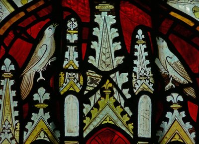 Kuşlarla bir gölgelik tasvir eden Doğu penceresi (Ew) by English School