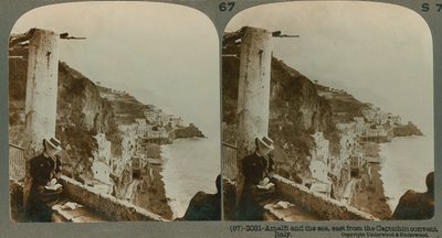 Amalfi sahili ve dönüştürülmüş bir manastırdan Salerno Körfezi, stereoskopik bir görünüm (sepya fotoğrafı) by English School