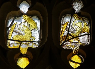Evangelistlerin sembollerini gösteren n2 penceresi - St Lukes boğası ve St Johns kartalı by English School