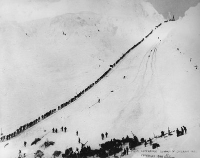 Packers, Murray Cromwell Morgan'ın 'One Man's Gold Rush: A Klondike Album' filminden Chilkoot Geçidi zirvesine tırmanıyor by Eric A. Hegg