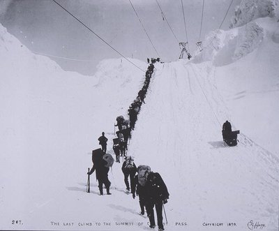 Kanada-ABD sınırındaki Chilcoot Geçidi Zirvesine Son Tırmanış by Eric A. Hegg