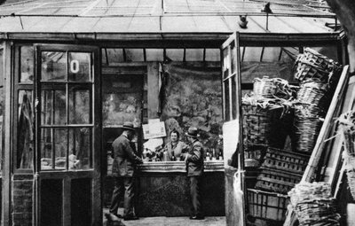 Central Market semtinde bir bar, Paris, 1931. by Ernest Flammarion