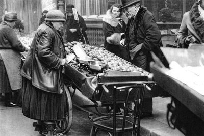 Tipik bir meyve satıcısı, Paris, 1931. by Ernest Flammarion