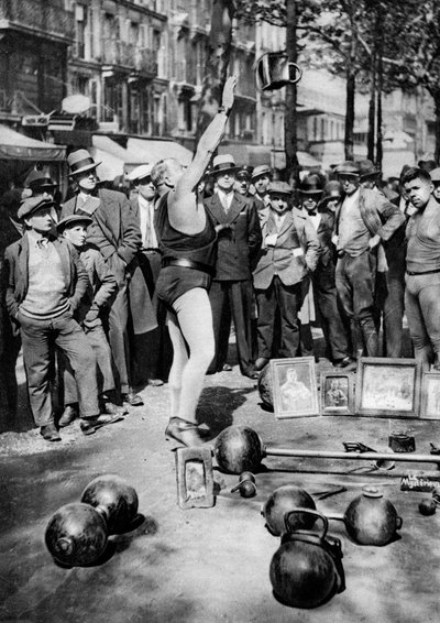 Ağırlıklarla hokkabazlık yapan güçlü adam, Paris, 1931. by Ernest Flammarion