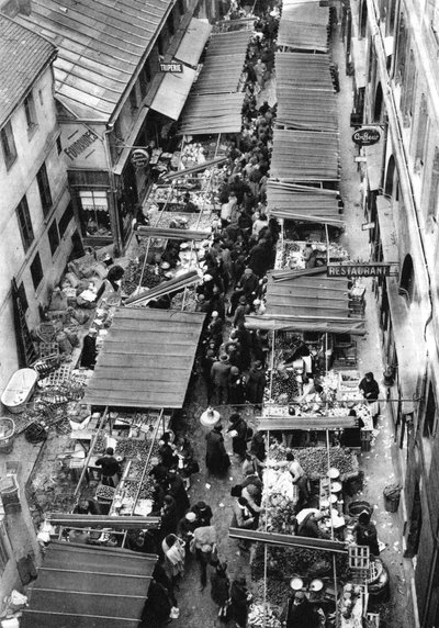 Passage Berryer'deki pitoresk pazar, Paris, 1931. by Ernest Flammarion